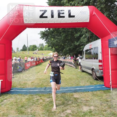 21.06.2025 - 27. Vierlanden-Triathlon MichiJ http://msf.ph/oto/8031383 15.06.2026 12:44:16 Ziel 978 meine-sportfotos.de