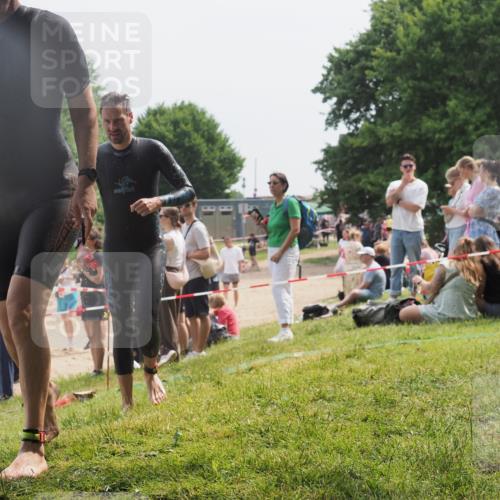 15.06.2025 - 27. Vierlanden-Triathlon KatJ http://msf.ph/oto/8031385 15.06.2025 11:09:41 Schwimmen 783, 856 meine-sportfotos.de