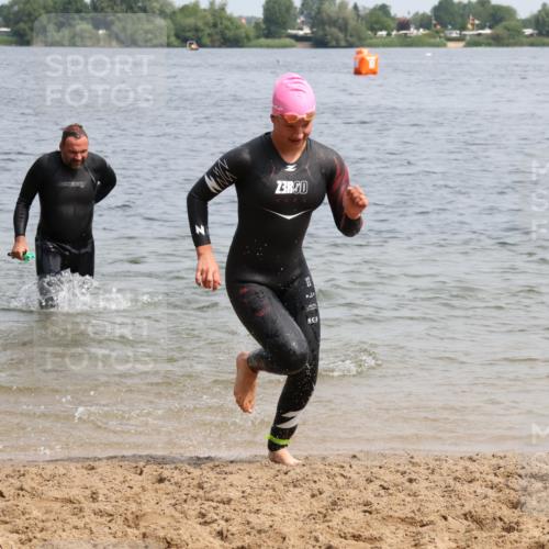 15.06.2025 - 27. Vierlanden-Triathlon Lena Gebhardt http://msf.ph/oto/8031387 15.06.2025 11:10:35 Schwimmen 770, 772, 953 meine-sportfotos.de