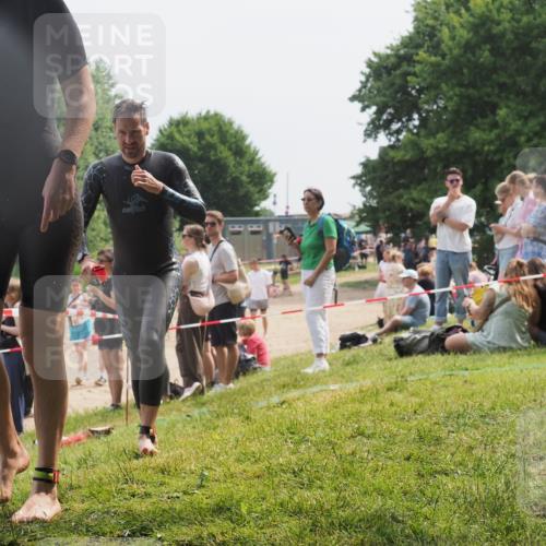 15.06.2025 - 27. Vierlanden-Triathlon KatJ http://msf.ph/oto/8031389 15.06.2025 11:09:41 Schwimmen 783, 856 meine-sportfotos.de
