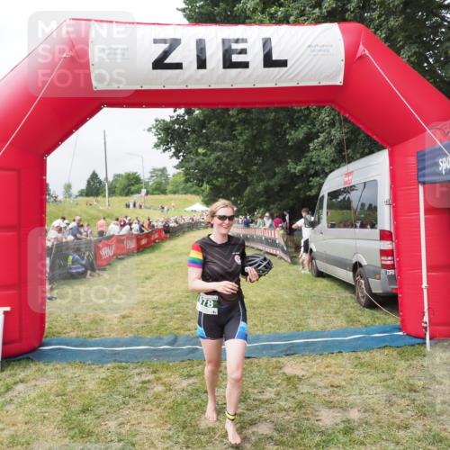 21.06.2025 - 27. Vierlanden-Triathlon MichiJ http://msf.ph/oto/8031397 15.06.2026 12:44:16 Ziel 978 meine-sportfotos.de