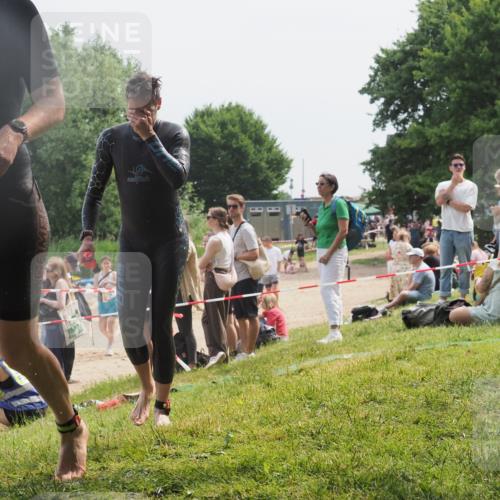 15.06.2025 - 27. Vierlanden-Triathlon KatJ http://msf.ph/oto/8031399 15.06.2025 11:09:41 Schwimmen 783, 856 meine-sportfotos.de