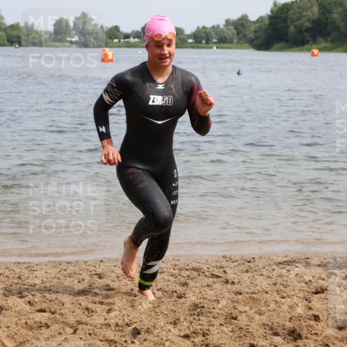 15.06.2025 - 27. Vierlanden-Triathlon Lena Gebhardt http://msf.ph/oto/8031400 15.06.2025 11:10:36 Schwimmen 770, 772, 953 meine-sportfotos.de