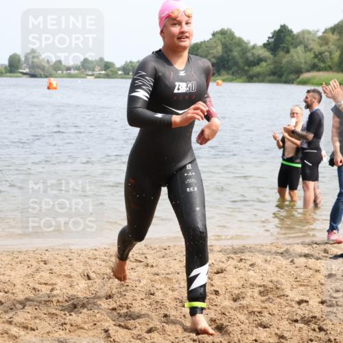 15.06.2025 - 27. Vierlanden-Triathlon Lena Gebhardt http://msf.ph/oto/8031402 15.06.2025 11:10:36 Schwimmen 770, 772, 953 meine-sportfotos.de