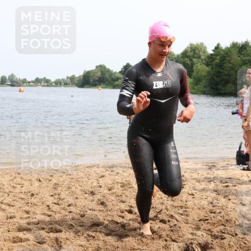 15.06.2025 - 27. Vierlanden-Triathlon Lena Gebhardt http://msf.ph/oto/8031418 15.06.2025 11:10:37 Schwimmen 770, 772, 953 meine-sportfotos.de