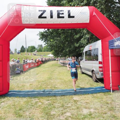 21.06.2025 - 27. Vierlanden-Triathlon MichiJ http://msf.ph/oto/8031424 15.06.2026 12:44:43 Ziel 980 meine-sportfotos.de