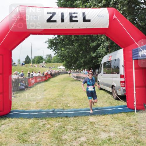 21.06.2025 - 27. Vierlanden-Triathlon MichiJ http://msf.ph/oto/8031428 15.06.2026 12:44:43 Ziel 980 meine-sportfotos.de