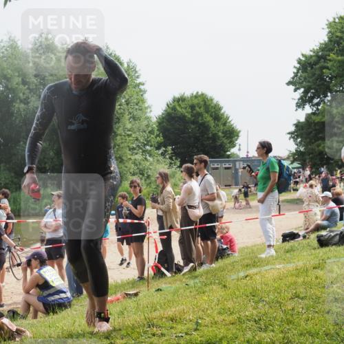 15.06.2025 - 27. Vierlanden-Triathlon KatJ http://msf.ph/oto/8031431 15.06.2025 11:09:42 Schwimmen 783, 856 meine-sportfotos.de