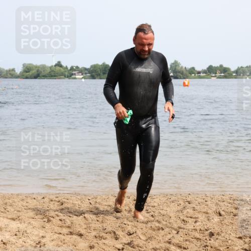 15.06.2025 - 27. Vierlanden-Triathlon Lena Gebhardt http://msf.ph/oto/8031444 15.06.2025 11:10:42 Schwimmen 770, 832, 953 meine-sportfotos.de