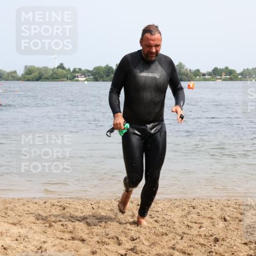 15.06.2025 - 27. Vierlanden-Triathlon Lena Gebhardt http://msf.ph/oto/8031448 15.06.2025 11:10:42 Schwimmen 770, 832, 953 meine-sportfotos.de