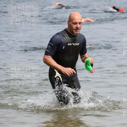 15.06.2025 - 27. Vierlanden-Triathlon Lena Gebhardt http://msf.ph/oto/8031450 15.06.2025 11:10:43 Schwimmen 770, 832, 953 meine-sportfotos.de