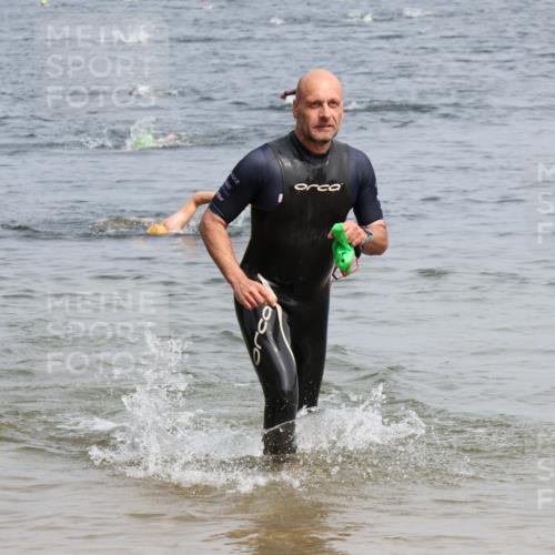 15.06.2025 - 27. Vierlanden-Triathlon Lena Gebhardt http://msf.ph/oto/8031461 15.06.2025 11:10:45 Schwimmen 770, 832, 953 meine-sportfotos.de