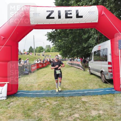 21.06.2025 - 27. Vierlanden-Triathlon MichiJ http://msf.ph/oto/8031463 15.06.2026 12:44:59 Ziel 726 meine-sportfotos.de