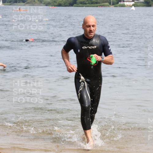 15.06.2025 - 27. Vierlanden-Triathlon Lena Gebhardt http://msf.ph/oto/8031464 15.06.2025 11:10:46 Schwimmen 770, 832 meine-sportfotos.de