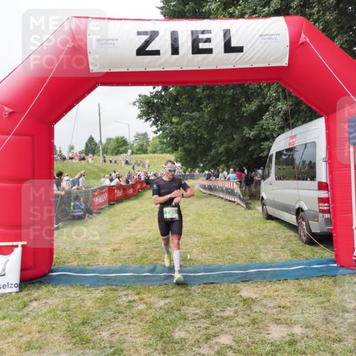 21.06.2025 - 27. Vierlanden-Triathlon MichiJ http://msf.ph/oto/8031468 15.06.2026 12:44:59 Ziel 726 meine-sportfotos.de