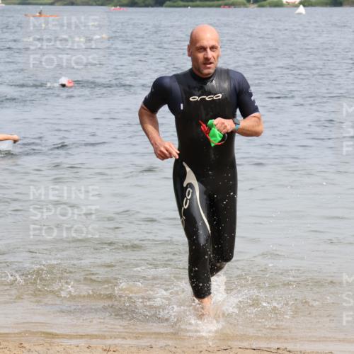 15.06.2025 - 27. Vierlanden-Triathlon Lena Gebhardt http://msf.ph/oto/8031469 15.06.2025 11:10:46 Schwimmen 770, 832 meine-sportfotos.de