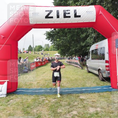 21.06.2025 - 27. Vierlanden-Triathlon MichiJ http://msf.ph/oto/8031474 15.06.2026 12:44:59 Ziel 726 meine-sportfotos.de