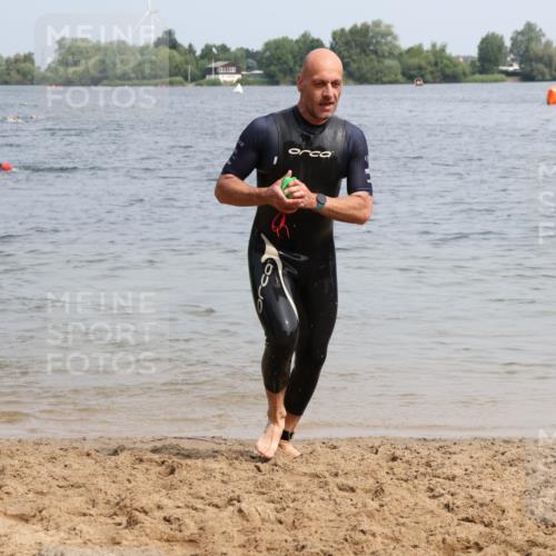 15.06.2025 - 27. Vierlanden-Triathlon Lena Gebhardt http://msf.ph/oto/8031476 15.06.2025 11:10:48 Schwimmen 770, 832 meine-sportfotos.de