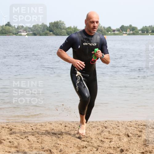 15.06.2025 - 27. Vierlanden-Triathlon Lena Gebhardt http://msf.ph/oto/8031479 15.06.2025 11:10:48 Schwimmen 770, 832 meine-sportfotos.de