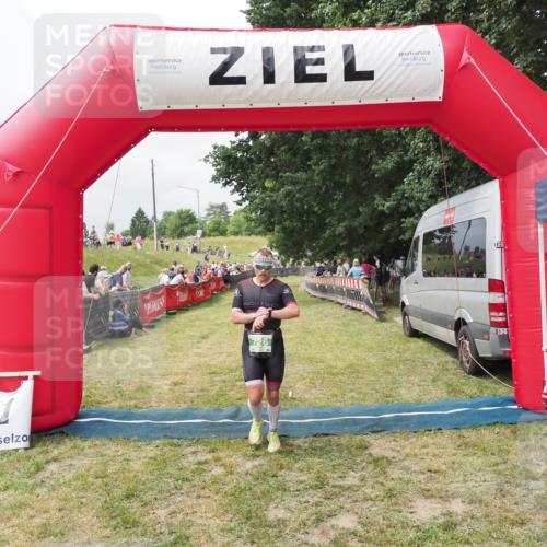 21.06.2025 - 27. Vierlanden-Triathlon MichiJ http://msf.ph/oto/8031482 15.06.2026 12:45:00 Ziel 726 meine-sportfotos.de