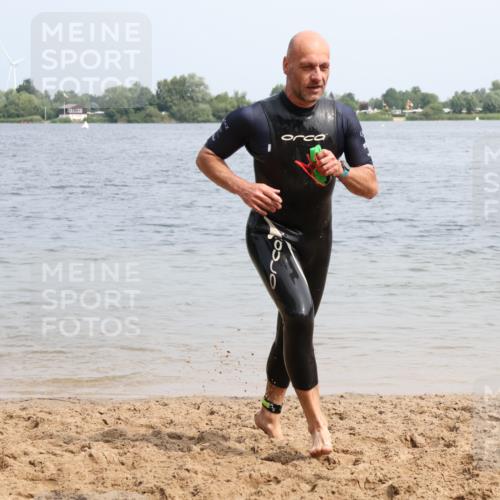15.06.2025 - 27. Vierlanden-Triathlon Lena Gebhardt http://msf.ph/oto/8031483 15.06.2025 11:10:48 Schwimmen 770, 832 meine-sportfotos.de