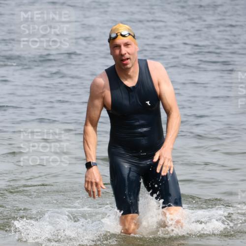 15.06.2025 - 27. Vierlanden-Triathlon Lena Gebhardt http://msf.ph/oto/8031485 15.06.2025 11:10:56 Schwimmen 832, 861, 947 meine-sportfotos.de