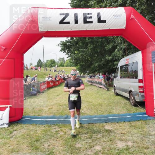 21.06.2025 - 27. Vierlanden-Triathlon MichiJ http://msf.ph/oto/8031489 15.06.2026 12:45:00 Ziel 726 meine-sportfotos.de