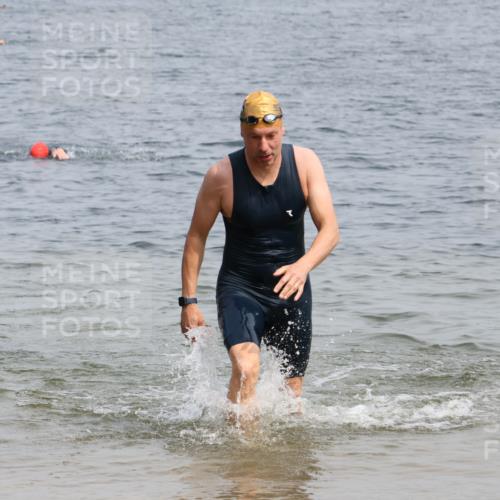 15.06.2025 - 27. Vierlanden-Triathlon Lena Gebhardt http://msf.ph/oto/8031492 15.06.2025 11:10:57 Schwimmen 832, 861, 947 meine-sportfotos.de