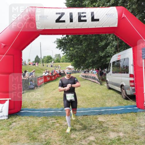21.06.2025 - 27. Vierlanden-Triathlon MichiJ http://msf.ph/oto/8031495 15.06.2026 12:45:00 Ziel 726 meine-sportfotos.de