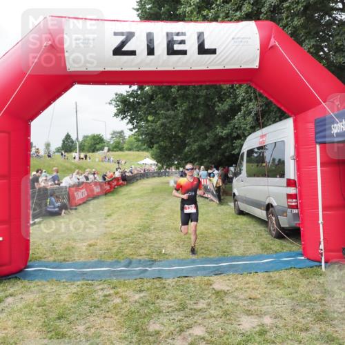 21.06.2025 - 27. Vierlanden-Triathlon MichiJ http://msf.ph/oto/8031504 15.06.2026 12:46:12 Ziel 130 meine-sportfotos.de