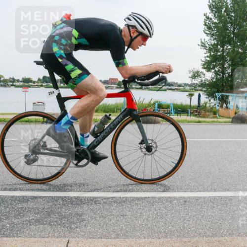 15.06.2025 - 27. Vierlanden-Triathlon H.Heesch http://msf.ph/oto/8031505 15.06.2025 10:36:24 Radfahren 254, 285, 531 meine-sportfotos.de