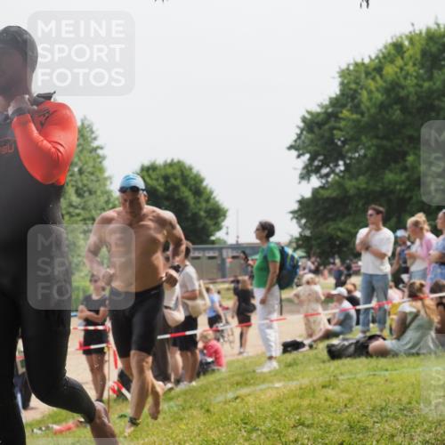 15.06.2025 - 27. Vierlanden-Triathlon KatJ http://msf.ph/oto/8031508 15.06.2025 11:09:56 Schwimmen 745, 784, 786 meine-sportfotos.de