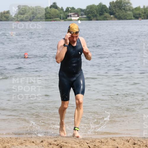 15.06.2025 - 27. Vierlanden-Triathlon Lena Gebhardt http://msf.ph/oto/8031512 15.06.2025 11:10:59 Schwimmen 832, 861, 947 meine-sportfotos.de