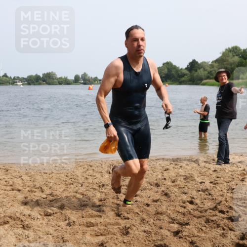 15.06.2025 - 27. Vierlanden-Triathlon Lena Gebhardt http://msf.ph/oto/8031517 15.06.2025 11:11:02 Schwimmen 861, 947 meine-sportfotos.de