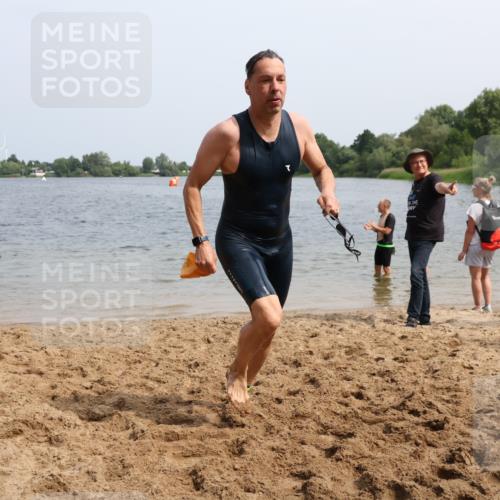 15.06.2025 - 27. Vierlanden-Triathlon Lena Gebhardt http://msf.ph/oto/8031520 15.06.2025 11:11:02 Schwimmen 861, 947 meine-sportfotos.de