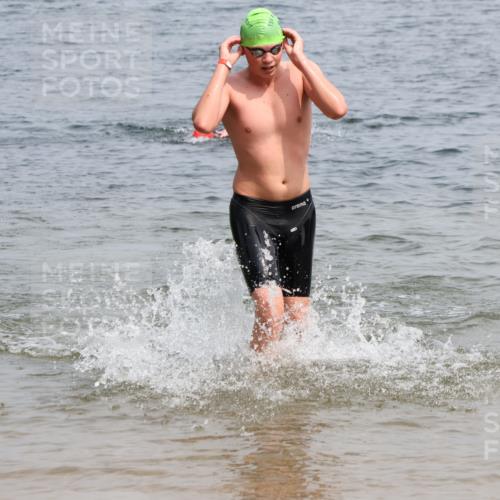 15.06.2025 - 27. Vierlanden-Triathlon Lena Gebhardt http://msf.ph/oto/8031537 15.06.2025 11:11:04 Schwimmen 861, 947 meine-sportfotos.de