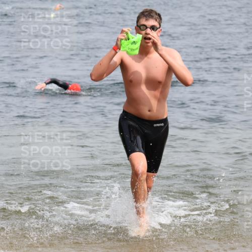 15.06.2025 - 27. Vierlanden-Triathlon Lena Gebhardt http://msf.ph/oto/8031540 15.06.2025 11:11:04 Schwimmen 861, 947 meine-sportfotos.de