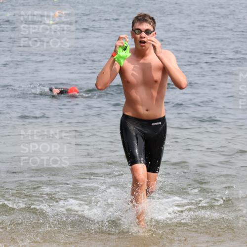 15.06.2025 - 27. Vierlanden-Triathlon Lena Gebhardt http://msf.ph/oto/8031544 15.06.2025 11:11:04 Schwimmen 861, 947 meine-sportfotos.de