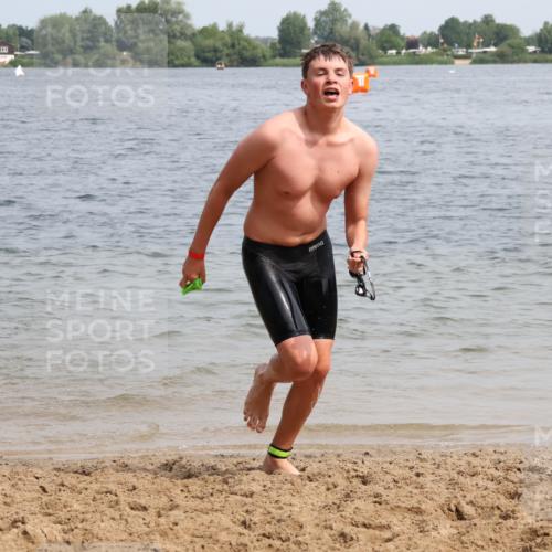 15.06.2025 - 27. Vierlanden-Triathlon Lena Gebhardt http://msf.ph/oto/8031549 15.06.2025 11:11:06 Schwimmen 861, 947 meine-sportfotos.de