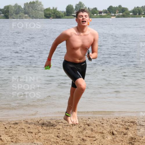 15.06.2025 - 27. Vierlanden-Triathlon Lena Gebhardt http://msf.ph/oto/8031555 15.06.2025 11:11:06 Schwimmen 861, 947 meine-sportfotos.de