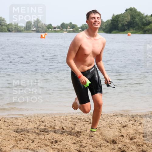 15.06.2025 - 27. Vierlanden-Triathlon Lena Gebhardt http://msf.ph/oto/8031558 15.06.2025 11:11:07 Schwimmen 861, 947 meine-sportfotos.de