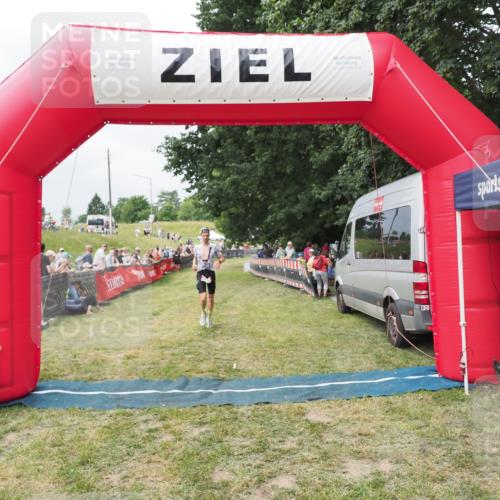 21.06.2025 - 27. Vierlanden-Triathlon MichiJ http://msf.ph/oto/8031560 15.06.2026 12:46:37 Ziel 138 meine-sportfotos.de
