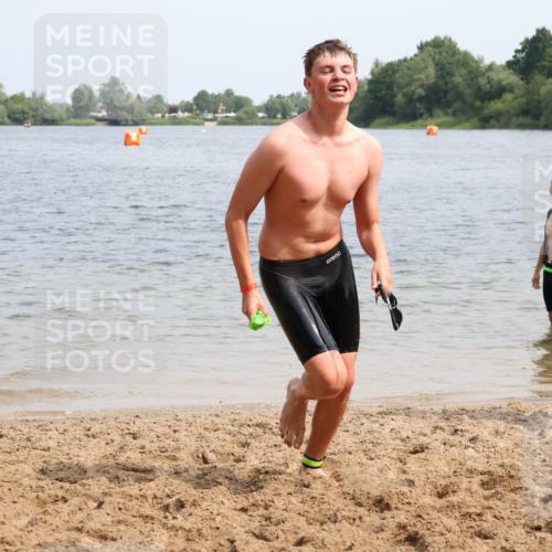 15.06.2025 - 27. Vierlanden-Triathlon Lena Gebhardt http://msf.ph/oto/8031563 15.06.2025 11:11:07 Schwimmen 861, 947 meine-sportfotos.de