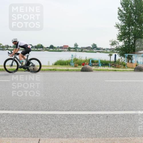 15.06.2025 - 27. Vierlanden-Triathlon H.Heesch http://msf.ph/oto/8031573 15.06.2025 10:37:08 Radfahren 65, 111, 160, 237, 306 meine-sportfotos.de