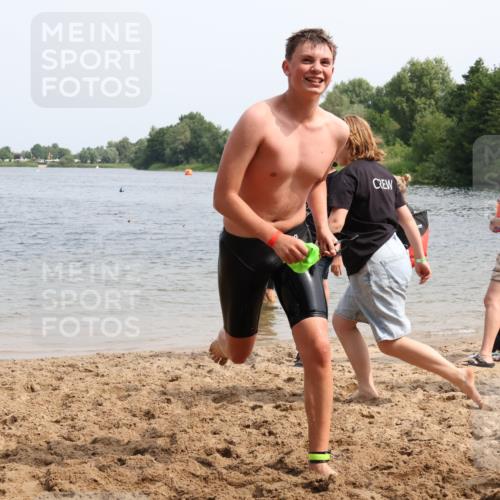 15.06.2025 - 27. Vierlanden-Triathlon Lena Gebhardt http://msf.ph/oto/8031578 15.06.2025 11:11:08 Schwimmen 861, 947 meine-sportfotos.de