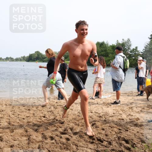 15.06.2025 - 27. Vierlanden-Triathlon Lena Gebhardt http://msf.ph/oto/8031584 15.06.2025 11:11:08 Schwimmen 861, 947 meine-sportfotos.de