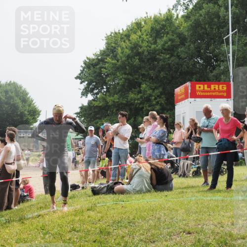 15.06.2025 - 27. Vierlanden-Triathlon KatJ http://msf.ph/oto/8031592 15.06.2025 11:10:15 Schwimmen 789 meine-sportfotos.de