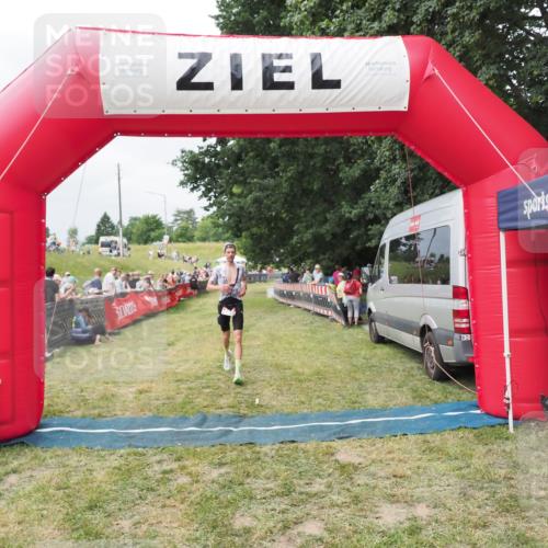 21.06.2025 - 27. Vierlanden-Triathlon MichiJ http://msf.ph/oto/8031593 15.06.2026 12:46:37 Ziel 138 meine-sportfotos.de