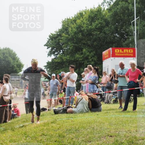 15.06.2025 - 27. Vierlanden-Triathlon KatJ http://msf.ph/oto/8031594 15.06.2025 11:10:15 Schwimmen 789 meine-sportfotos.de