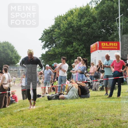 15.06.2025 - 27. Vierlanden-Triathlon KatJ http://msf.ph/oto/8031596 15.06.2025 11:10:15 Schwimmen 789 meine-sportfotos.de